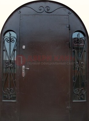 Арочная дверь со стеклом и ковкой ДА-16 под старину в Талдоме