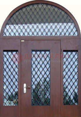 Крепкая стальная арочная дверь со стеклом и ковкой ДА-21 в Талдоме