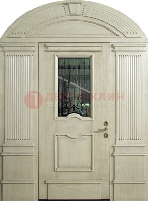 Белая входная дверь массив со стеклом и ковкой ДА-49 в Талдоме