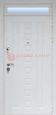 Белая металлическая дверь с фрамугой для коттеджа ДФГ-21 в Талдоме