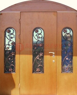 Парадная дверь со стеклянными вставками и ковкой ДПР-28 в общественное здание в Талдоме