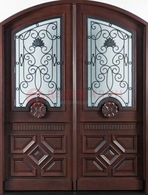 Арочная коричневая парадная дверь ДПР-66 в Талдоме