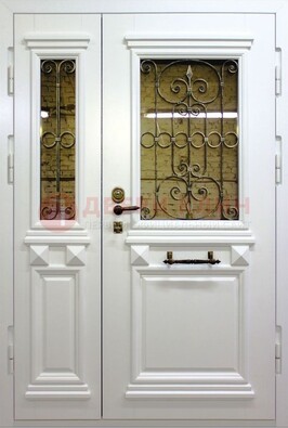 Белая парадная металлическая дверь со стеклом и ковкой ДПР-83 в Талдоме