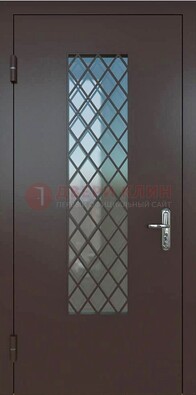Темная металлическая дверь с решеткой и стеклом ДС-7 в Талдоме
