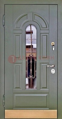 Уличная дверь со стеклом и ковкой в зеленом цвете ДСК-121 в Талдоме