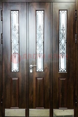 Входная дверь со стеклом и ковкой ДСК-72 в кирпичный дом в Талдоме