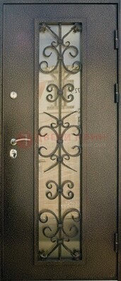 Входная дверь Дверь со стеклом и ковкой черного цвета ДСК-76 для веранды в Талдоме