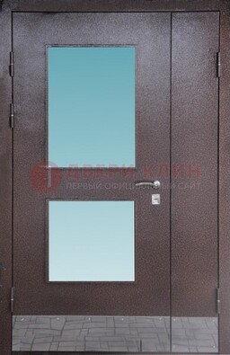 Коричневая тамбурная дверь со стеклянными вставками ДТМ-21 в Талдоме