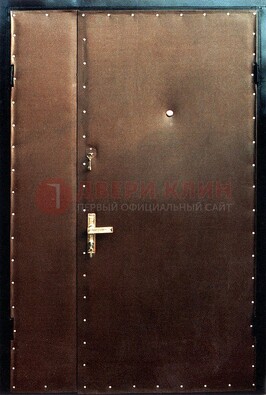 Коричневая тамбурная дверь с оформлением ДТМ-40 в Талдоме
