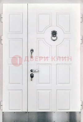 Белая входная дверь с виноритом ДВТ-246 в Талдоме
