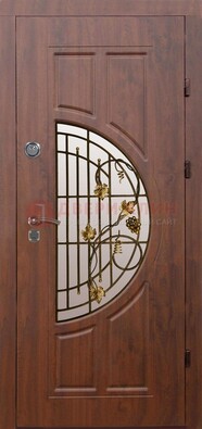 Стальная коричневая дверь с виноритом и ковкой ДВТ-82 в Талдоме