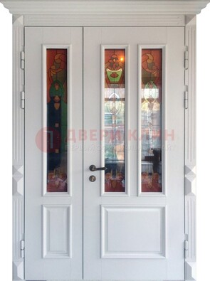 Белая полуторная металлическая дверь с витражом ВЖ-12 в Талдоме