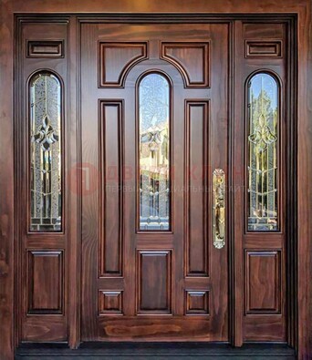 Железная классическая дверь с массивом дуба и витражом ВЖ-18 в Талдоме