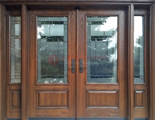 Распашная стальная дверь с массивом с витражом и фрамугами ВЖ-21 в Талдоме