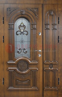 Коричневая двухстворчатая железная дверь с МДФ и витражом ВЖ-32 в Талдоме