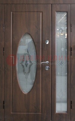 Коричневая двухстворчатая железная дверь с МДФ и витражом ВЖ-33 в Талдоме